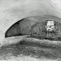 <p>Foto van de kelder in de richting van de achtergevel, gemaakt in 1969 (beeldbank RCE).</p>
